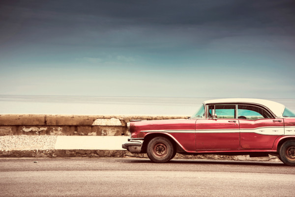 Akustikbild ROTER OLDTIMER aus Materialmix