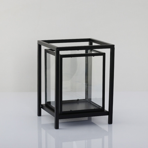 Windlicht in schwarz aus Metall