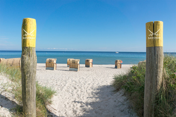 Leinwandbild STRANDKÖRBE in mehrfarbig aus Holz