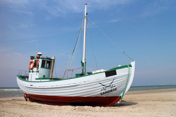 Leinwandbild KUTTER AM STRAND in mehrfarbig aus Holz